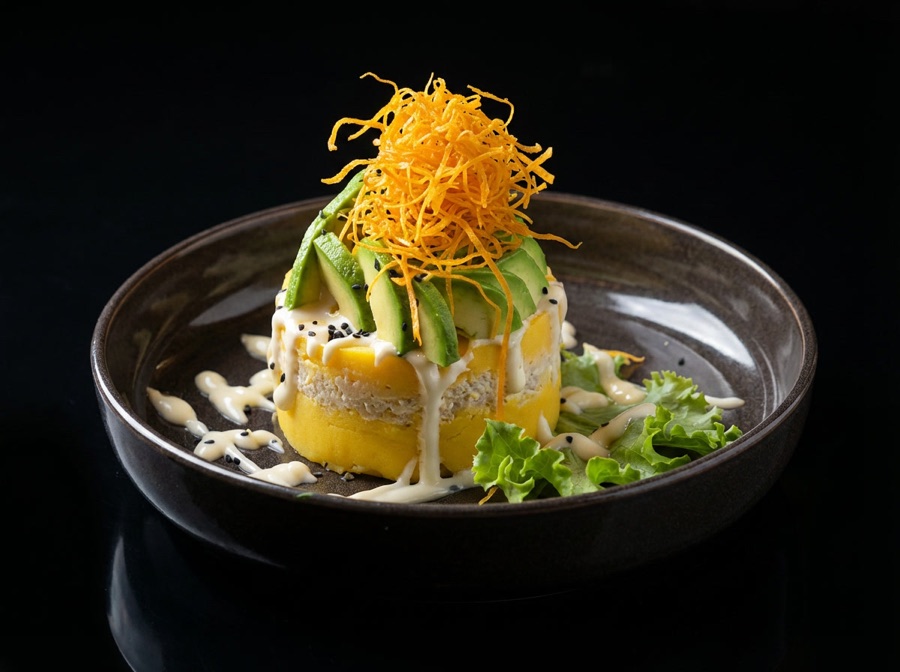 Causa de pulpa de cangrejo con foto de estudio hecha por Qehay